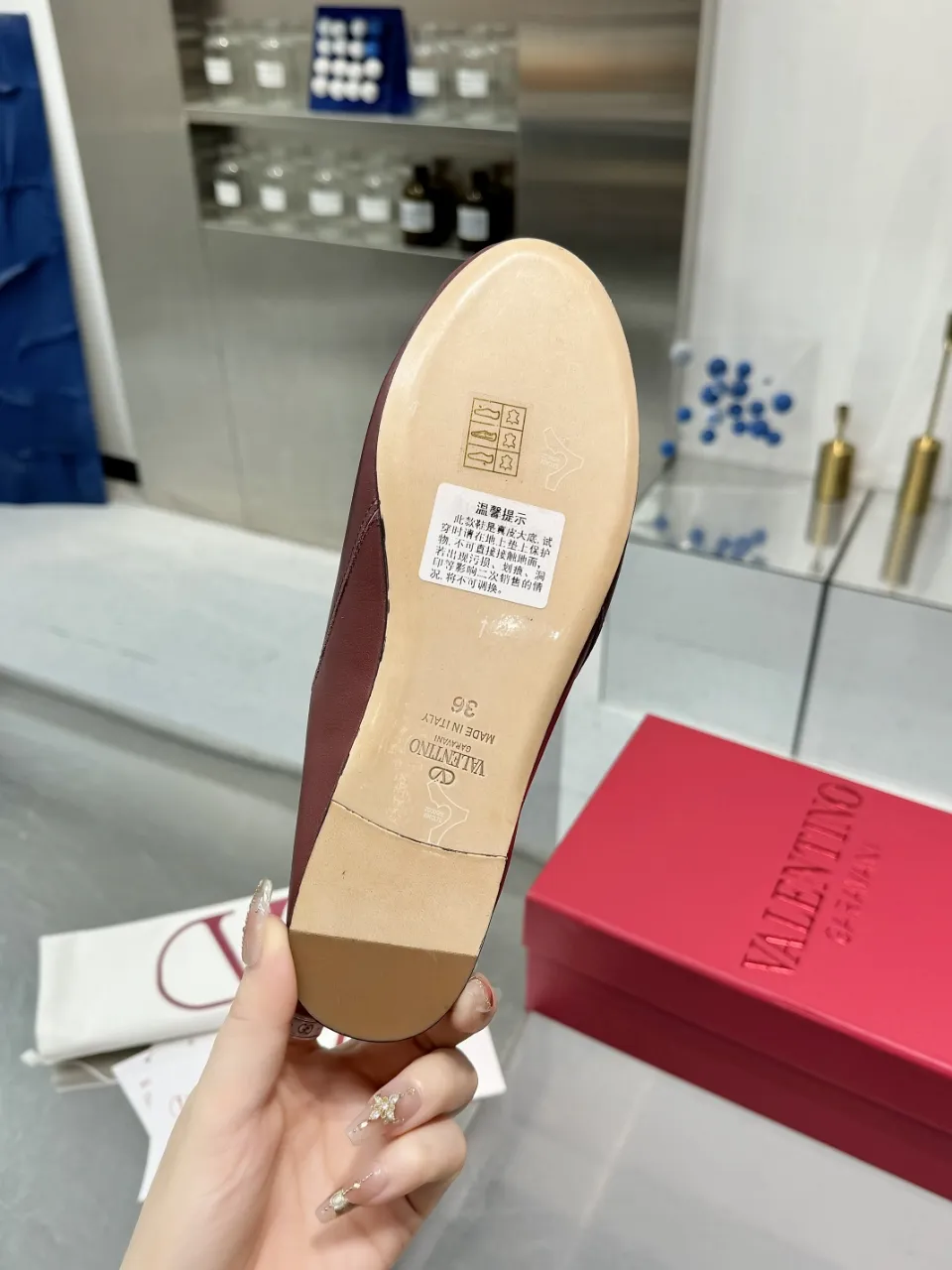 👟👟Ex-factory price 520👟👟 Valentino’s hottest new product in 2025, the new slippers are also easy to wear...😈😈😈 The latest logo buckle Perfectly combined with sexiness❤️‍🔥❤️‍🔥❤️‍🔥❤️‍🔥It is simply the pinnacle of summer fashion💖💖💖💖Original replica Outsole: Italian genuine leather outsole Heel height: Flat heel Size: 35-39 (40 41 42 customization is non-returnable and non-exchangeable)